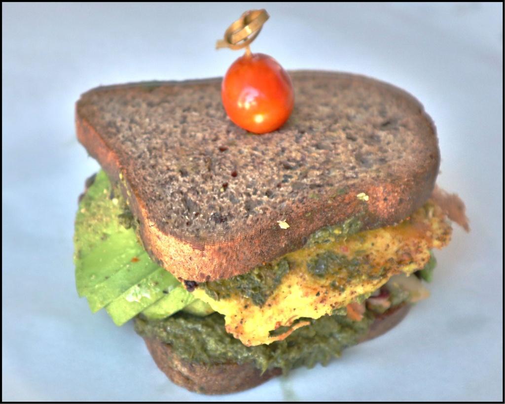 SP5) Pesto Avocado Eggwich